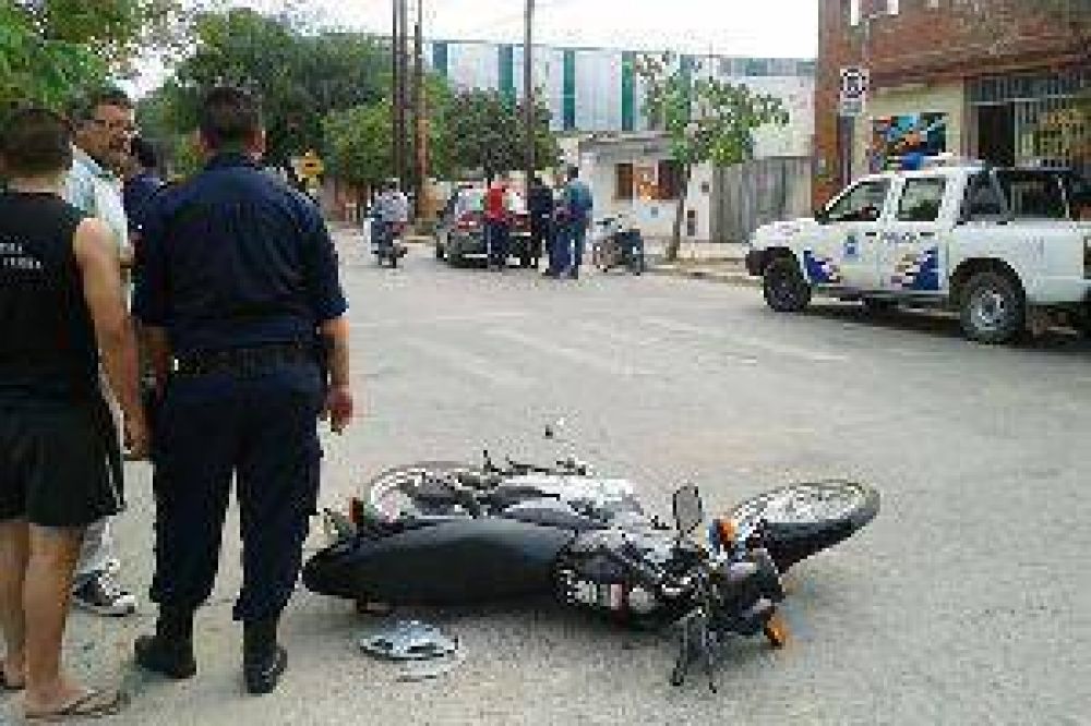 Fuerte colisi�n entre una ambulancia y una moto
