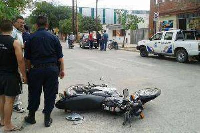Fuerte colisi�n entre una ambulancia y una moto