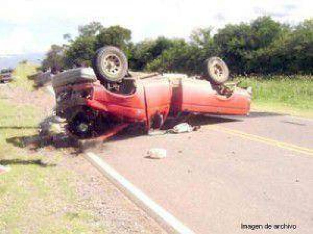 Heridos tras vuelco de camioneta