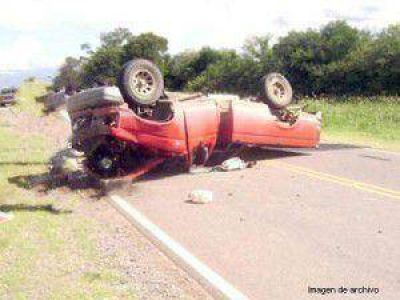 Heridos tras vuelco de camioneta
