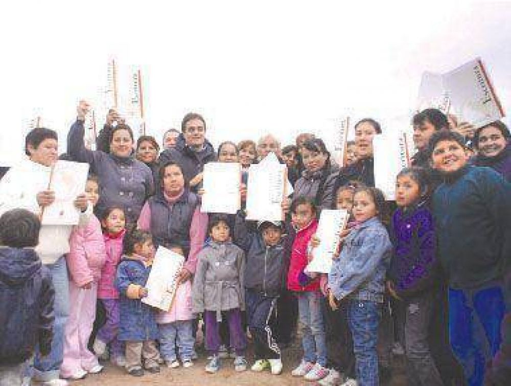 Entregaron escrituras a 54 madres del barrio Argentino