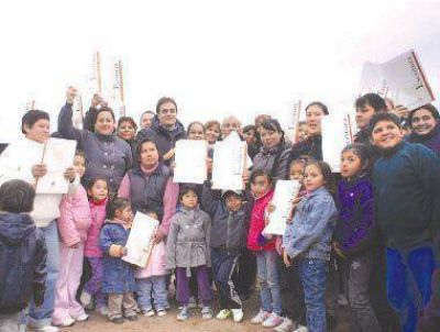 Entregaron escrituras a 54 madres del barrio Argentino