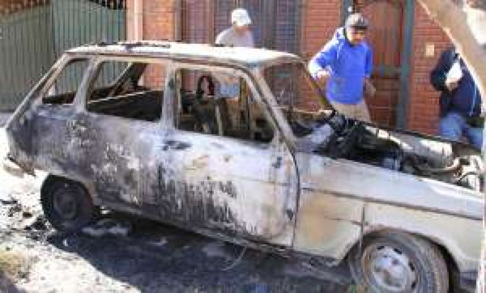 Queman otro autom�vil en apenas cuatro d�as 				