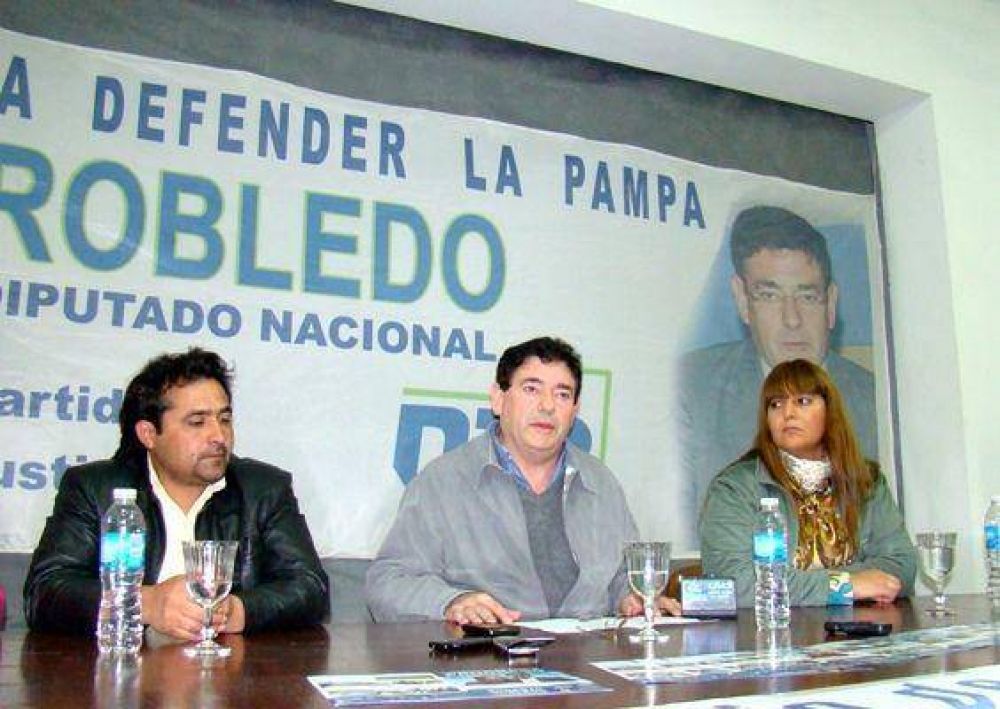 Robledo dice tener el apoyo de CFK