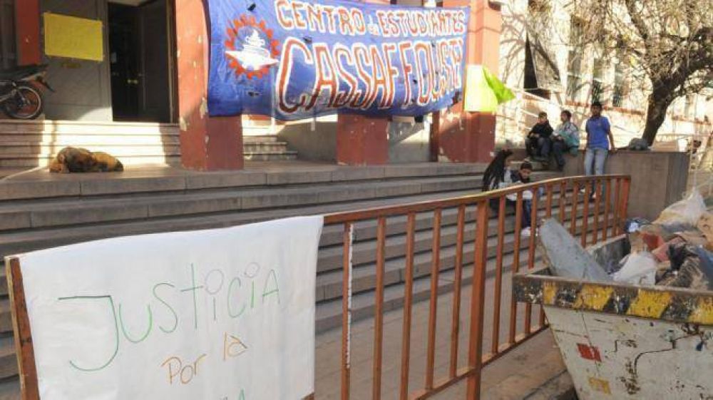 Alumnos de la escuela Cassaffousth seguir�n con la toma