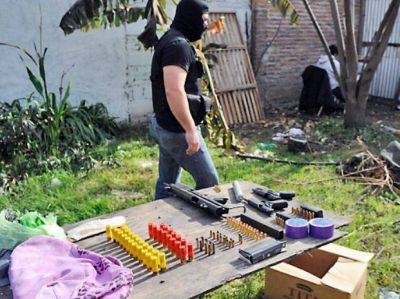 Hallan armas de fuego y prontuarios al allanar dos casas de Los Monos