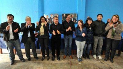 El due�o de la pelota espera en el banco