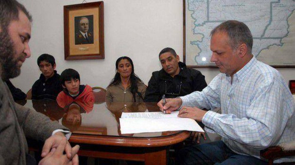 Buzzi le adjudic� una casa al polic�a que denunci� a la banda que planeaba robar el cajero de Pir�mides