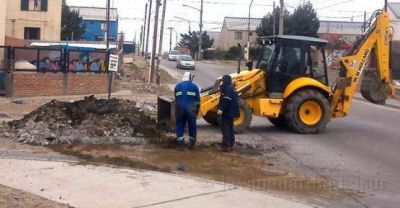 Servicios p�blicos repara ca�er�as de cloacas obsoletas