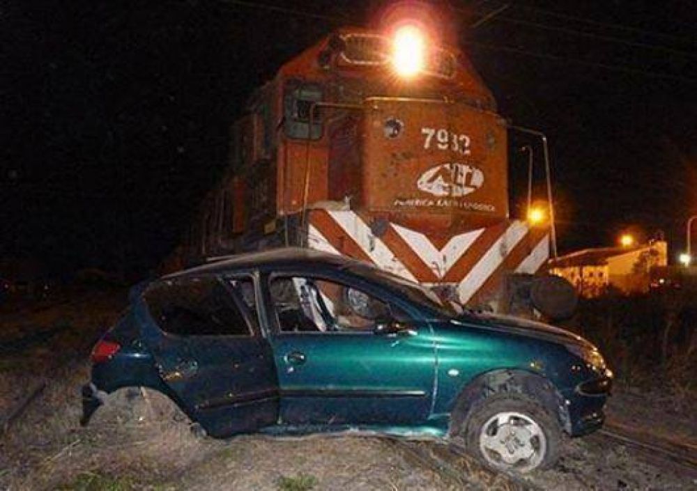 Tren de cargas choc� un auto detenido en las v�as, pero s�lo hubo heridos