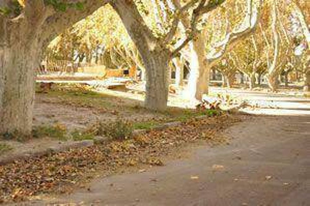  Aguardan el anuncio de Gioja por el Parque de Mayo	