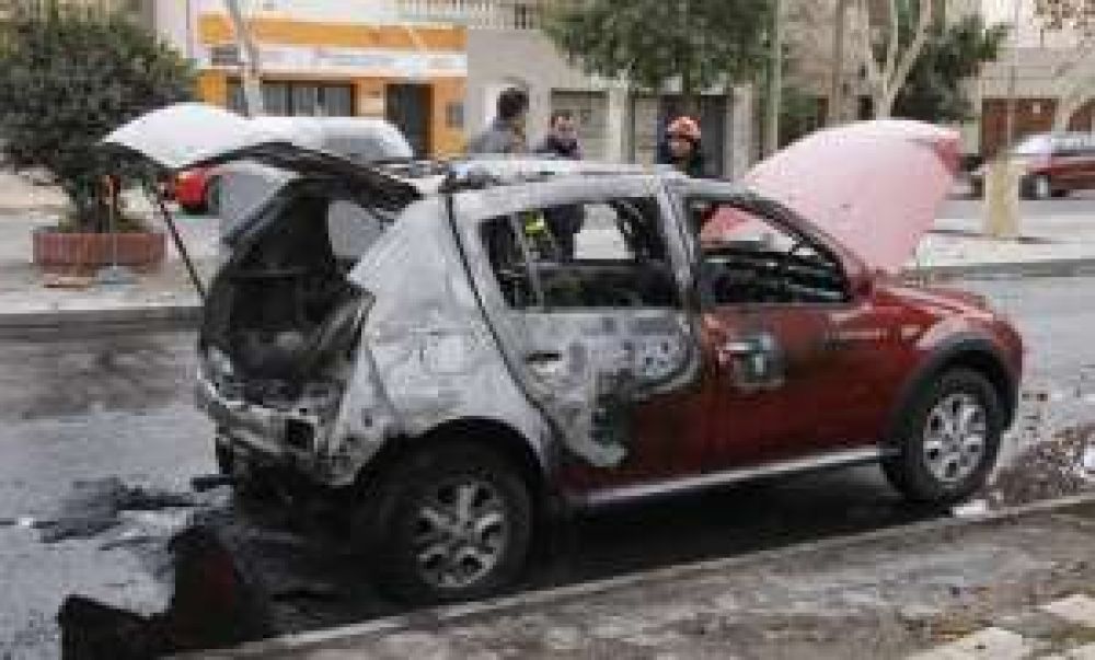 Quem� un auto, abandon� el suyo y cay� al reclamarlo