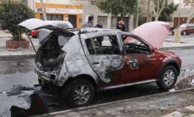 Quem� un auto, abandon� el suyo y cay� al reclamarlo