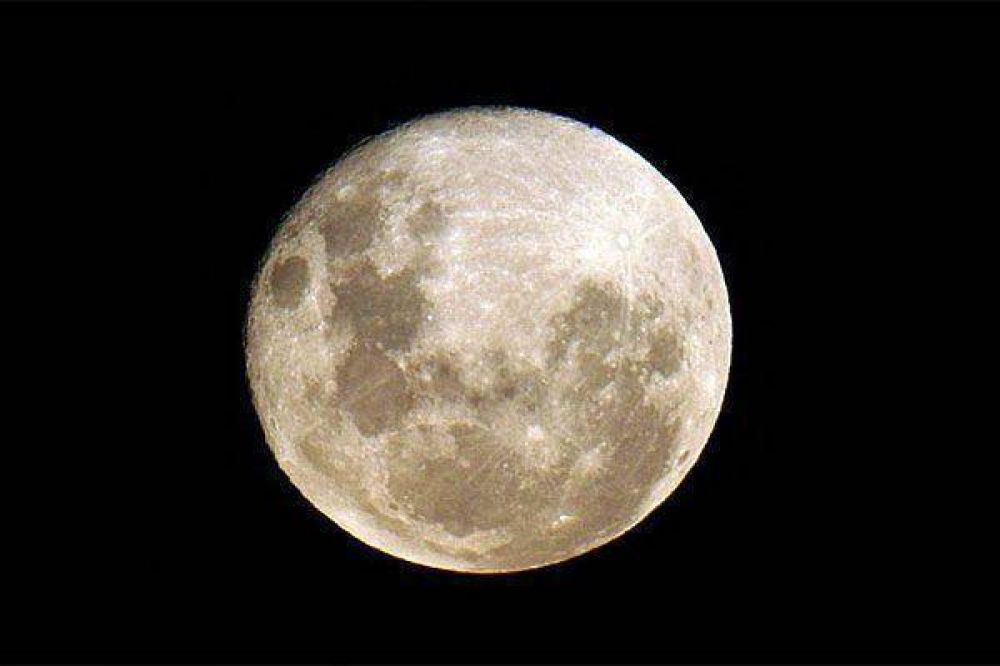 La "Sper Luna" ilumin la noche santiaguea