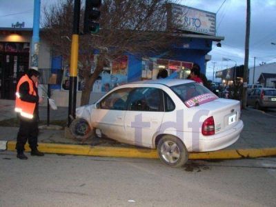 Remis termin� contra un sem�foro tras un choque
