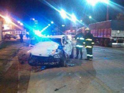 Auto choc� cami�n estacionado: El veloc�metro habr�a quedado en 120 km/hora 