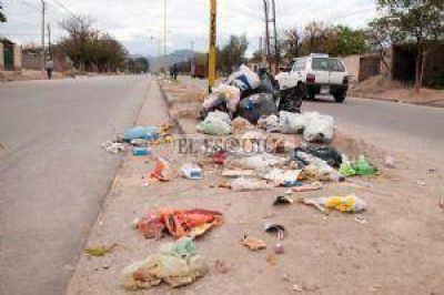 Gran acumulaci�n de basura en Altos de Choya