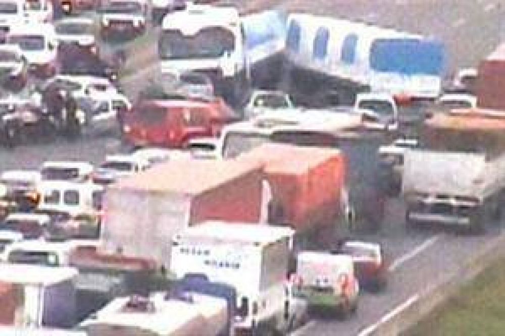 Chocaron un cami�n y cinco autos en Panamericana