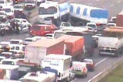 Chocaron un cami�n y cinco autos en Panamericana