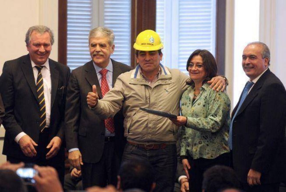 El Gobierno intenta contener a intendentes por temor de fugas hacia Massa