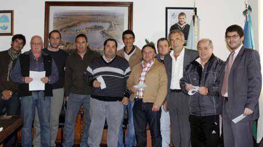 Ricardo Casi, entreg� subsidios a clubes