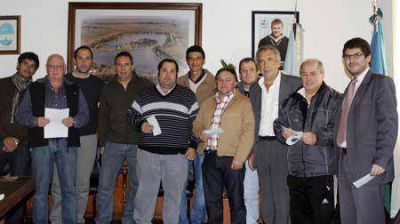 Ricardo Casi, entreg� subsidios a clubes