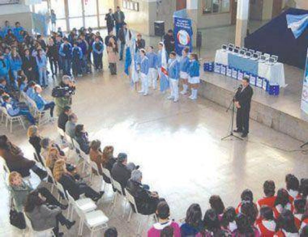 Entregaron m�s de 700 netbooks en dos colegios