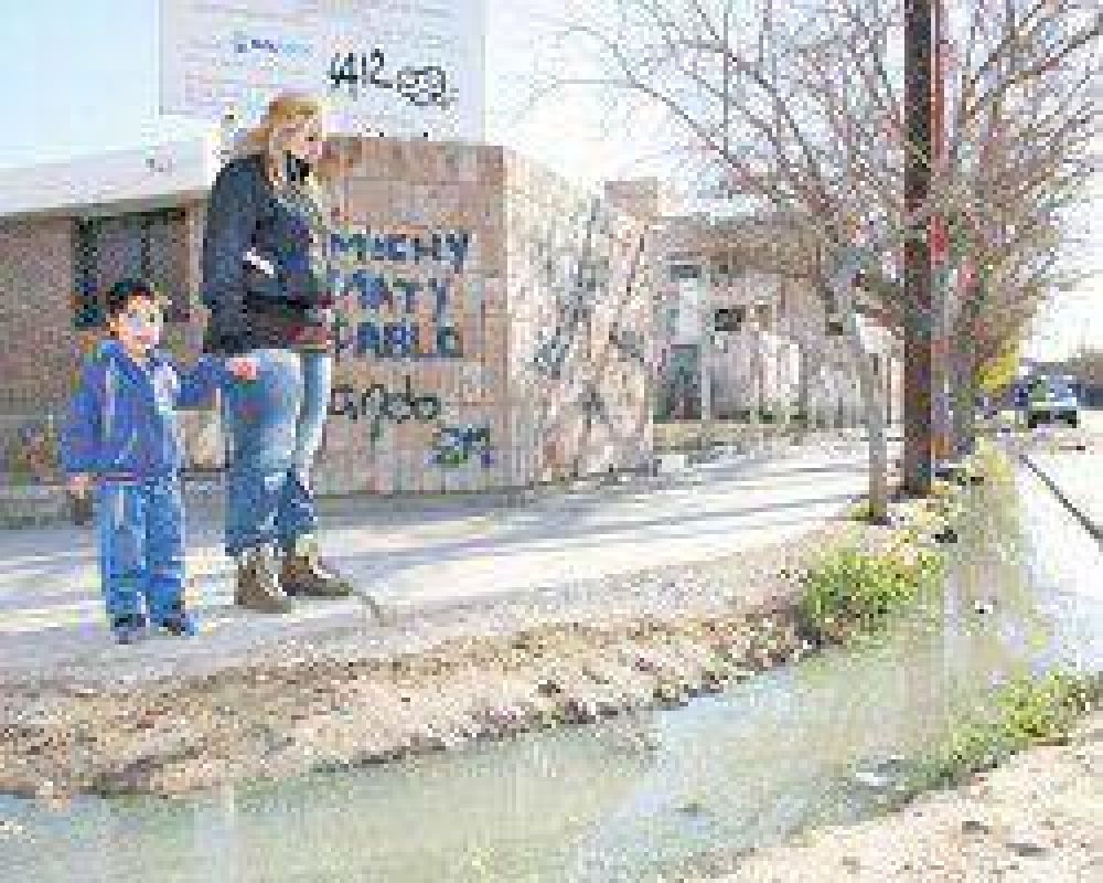A un mes de terminado el pozo no lo conectan y las aguas servidas siguen saliendo a la acequia