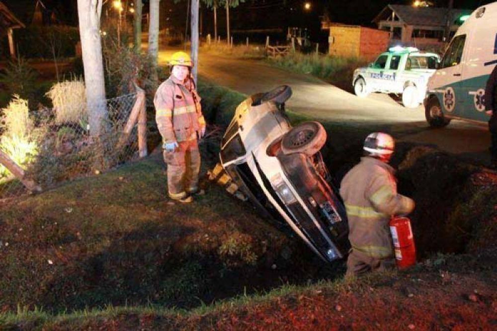 Un Fiat Duna cay� a una zanja: dos personas con heridas leves
