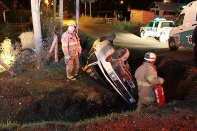 Un Fiat Duna cay� a una zanja: dos personas con heridas leves