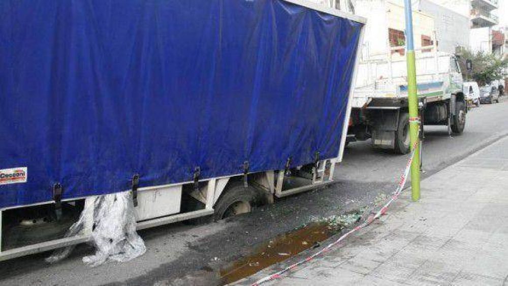 Se hundi� el pavimento y un cami�n qued� atrapado
