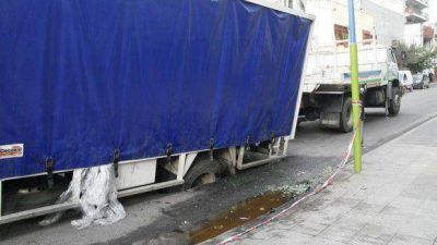 Se hundi� el pavimento y un cami�n qued� atrapado
