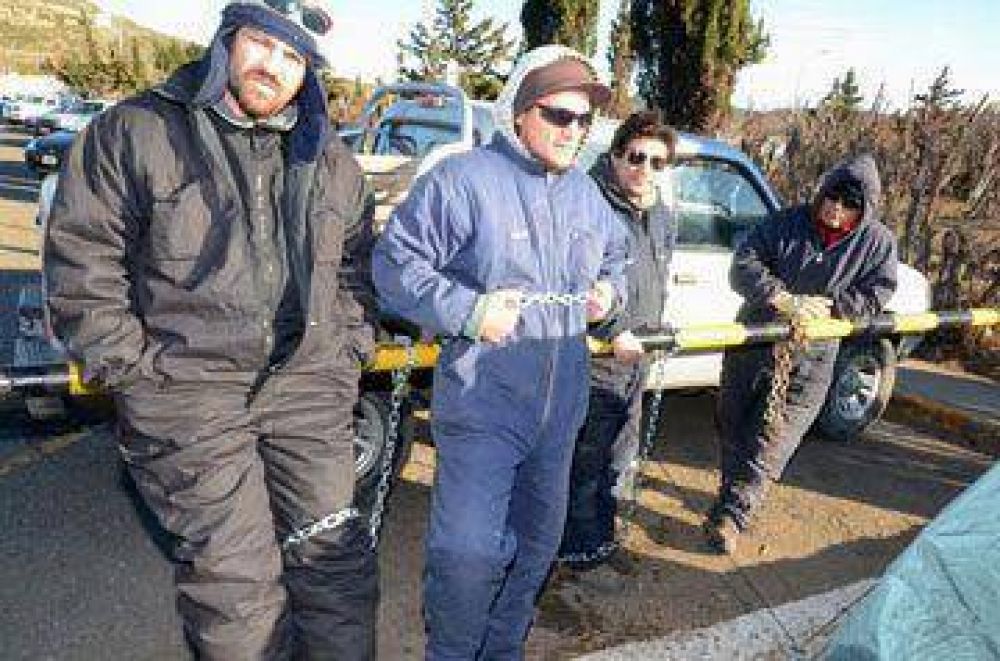 Trabajadores despedidos de Prosepet se encadenaron frente a operadora YPF