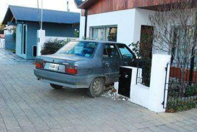 Un auto casi termina adentro de una vivienda