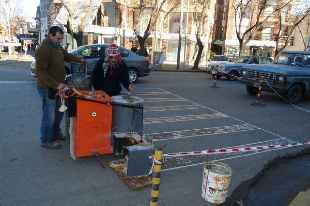 La demarcadora vial reapareci� con tareas en la Av. Moreno