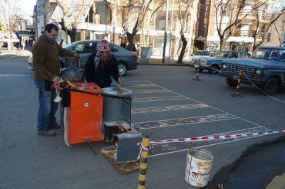 La demarcadora vial reapareci� con tareas en la Av. Moreno