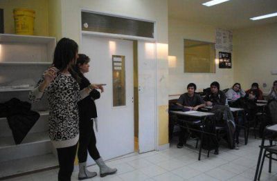 Colazo contin�a presentando becas universitarias en escuelas secundarias