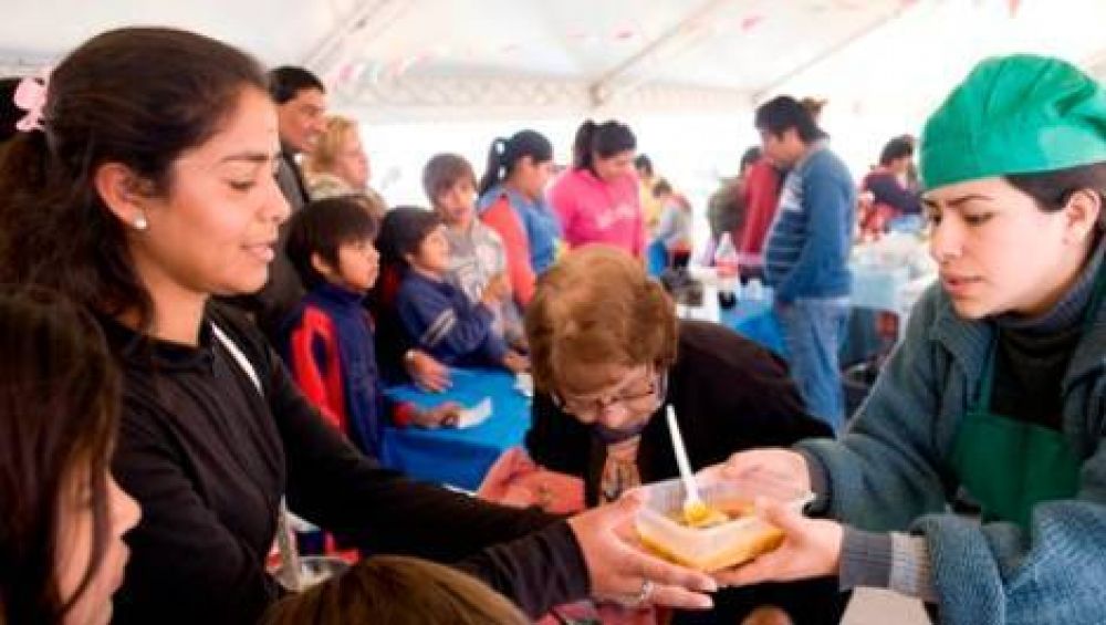 M�s de 10 mil personas en el I Festival de Comidas T�picas