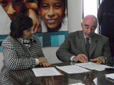 Se renov� un convenio para capacitar a maestros de toda la provincia  