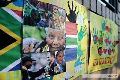 Mandela sigue en estado cr�tico y sus hijos cuestionaron "el frenes� medi�tico" sobre su salud