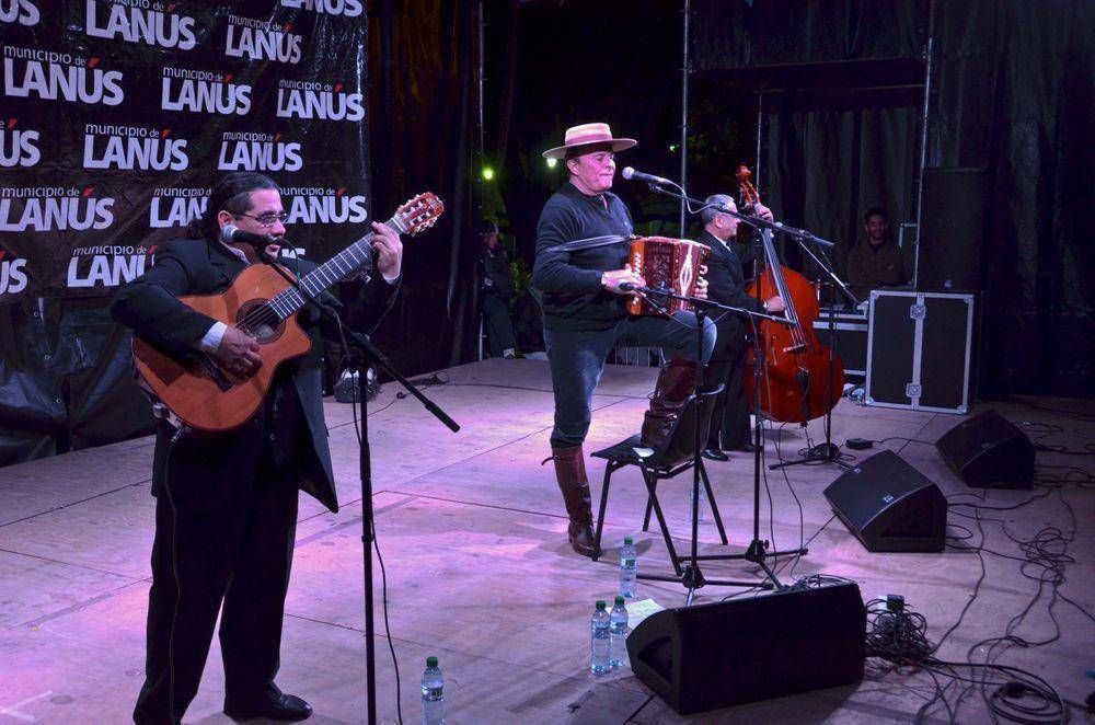 CON UNA GRAN FIESTA POPULAR EL MUNICIPIO DE LAN�S CELEBR� EL D�A DE LA BANDERA 