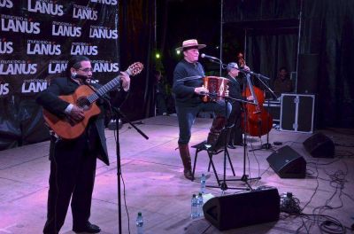 CON UNA GRAN FIESTA POPULAR EL MUNICIPIO DE LAN�S CELEBR� EL D�A DE LA BANDERA 