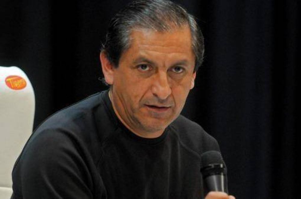 Ram�n D�az quiere que se quede Vangioni y llegue Lucas Barrios