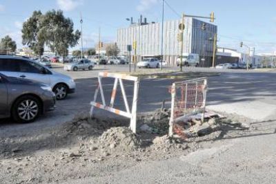 Vecinos del barrio Roca reclaman por un bache sin refaccionar que dificulta el tr�nsito