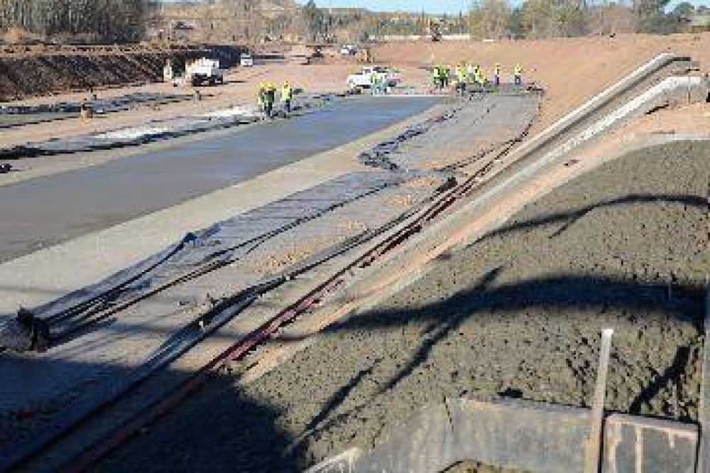 Contra reloj, cementan el canal en Cinco Saltos