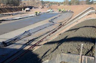 Contra reloj, cementan el canal en Cinco Saltos
