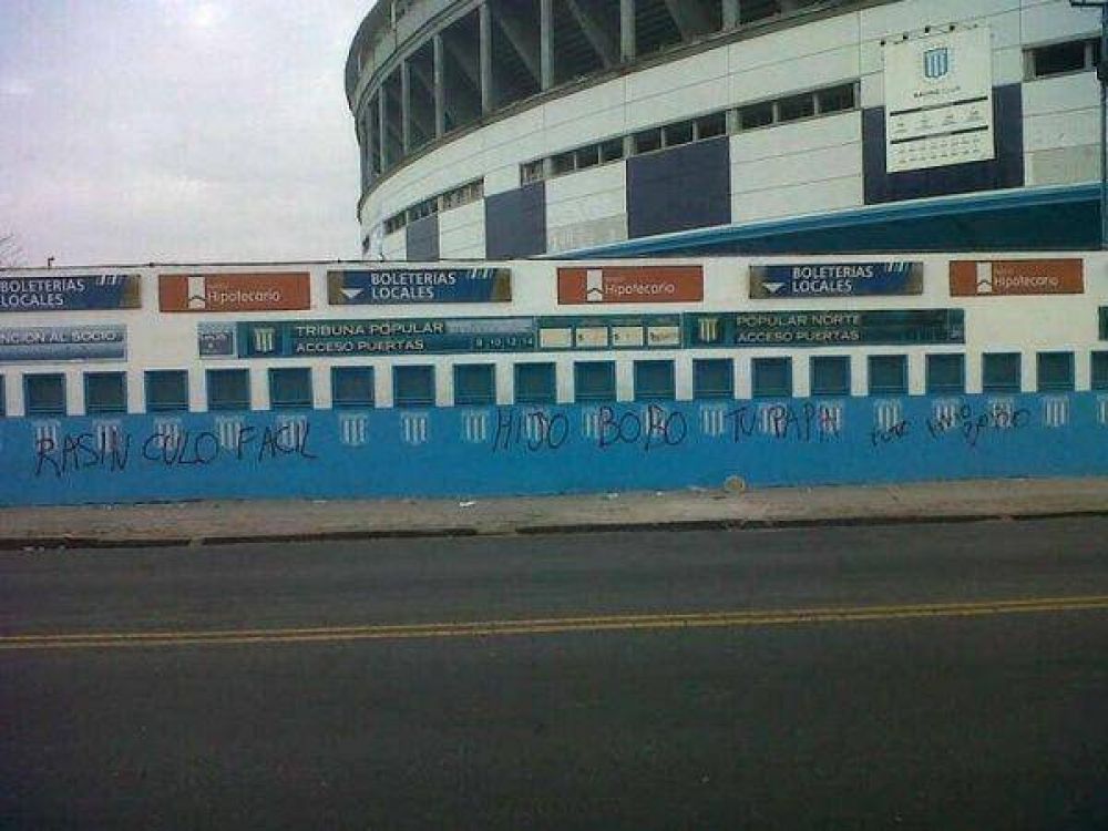 Realizaron pintadas en Racing
