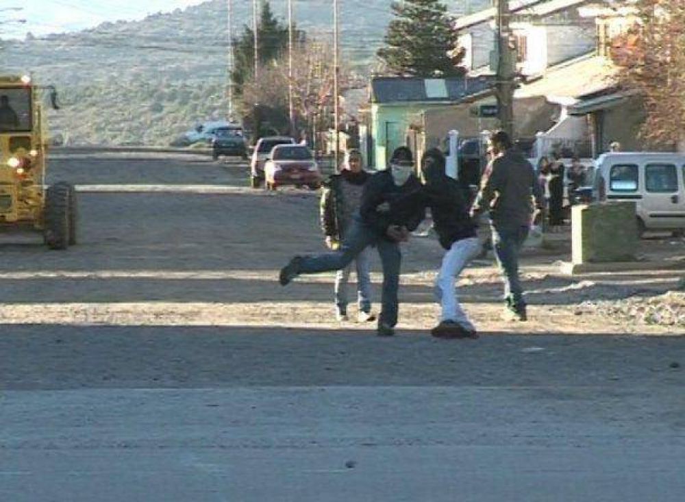 Agresiones y piedrazos en operativo policial