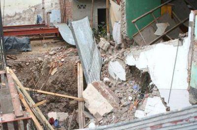 Se derrumb� la pared y el techo de una casa