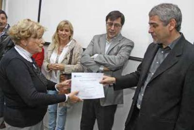 El Intendente entreg� certificados de capacitaci�n en inform�tica